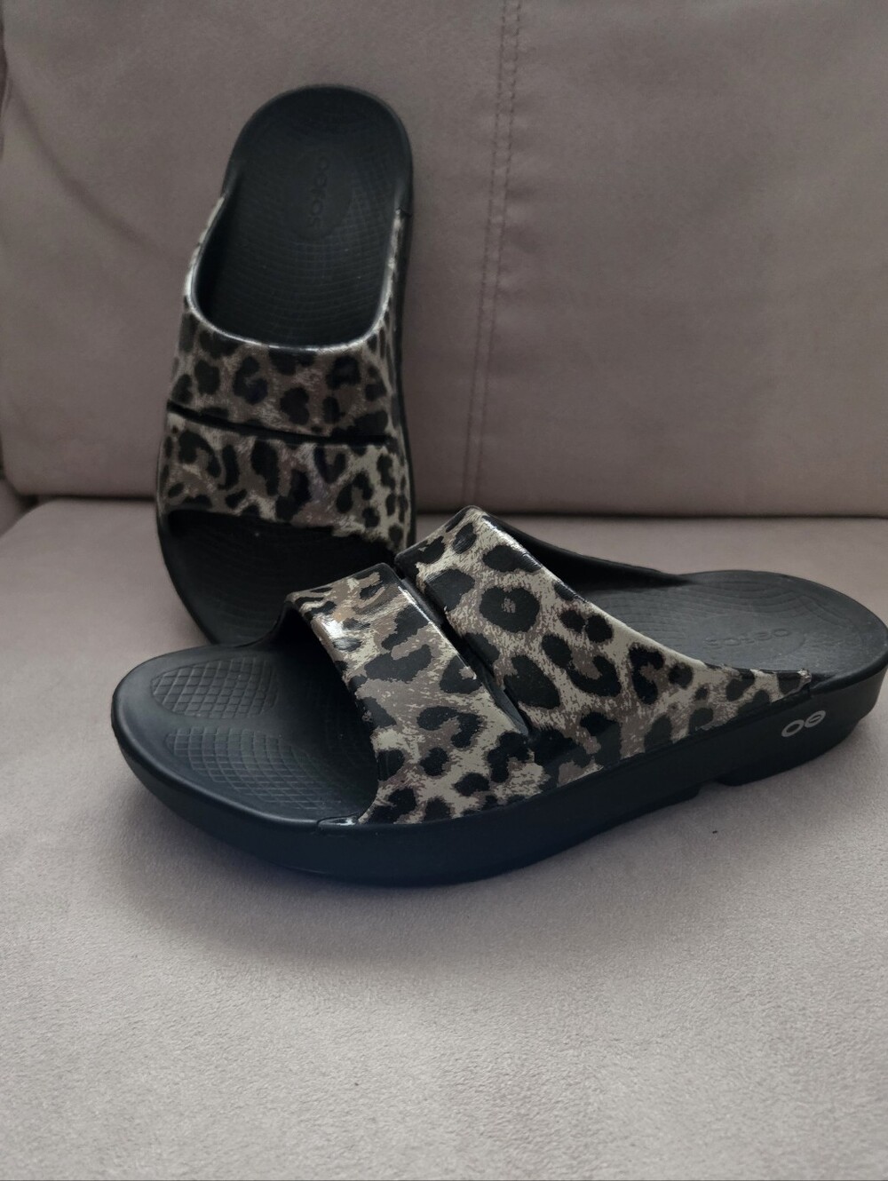Oofos Women's Leopard Print Slide Sandals - Black Footbed